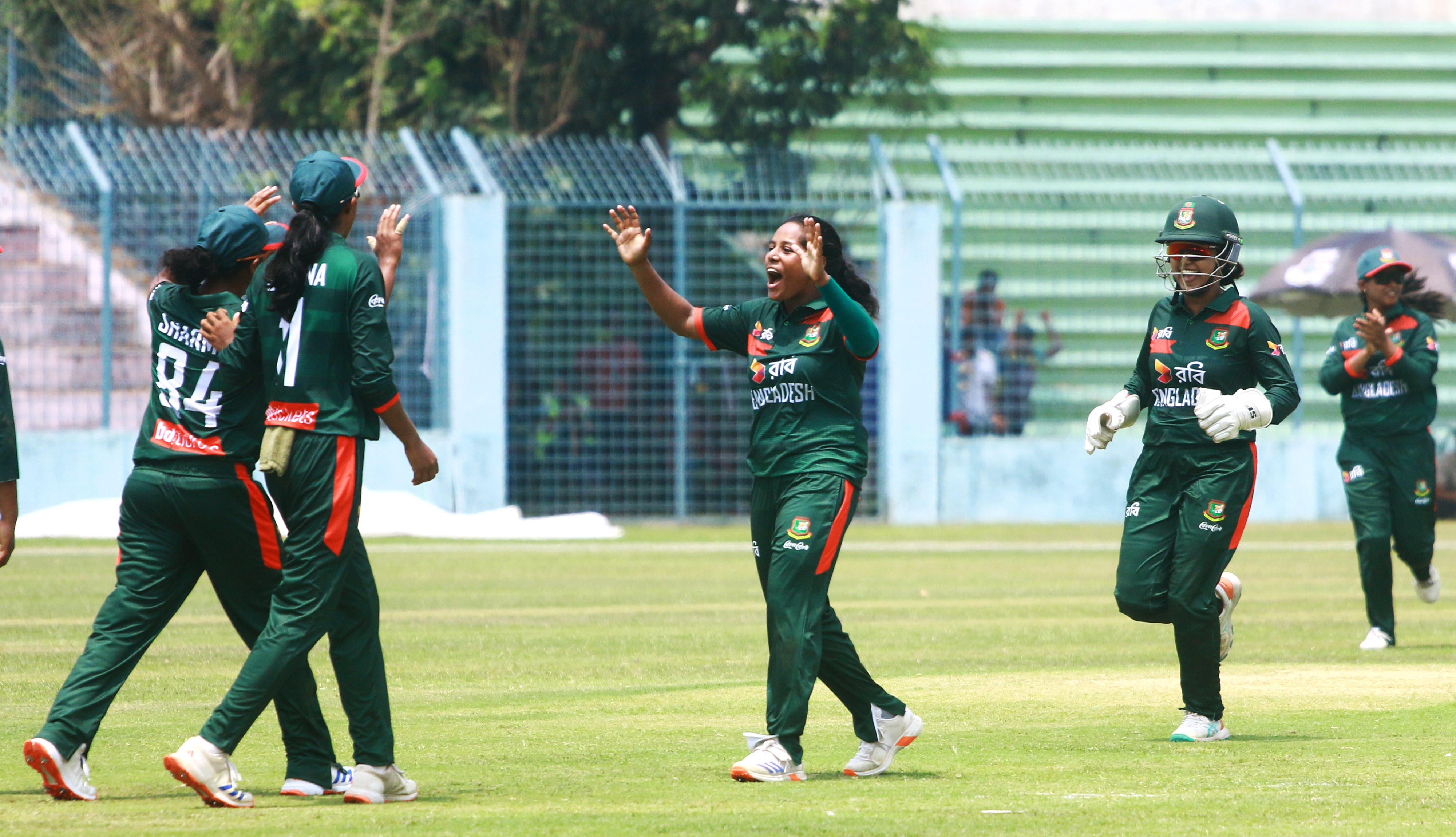 The Bangladesh Women's add another feather, as the girls hunt down the Lankans.
