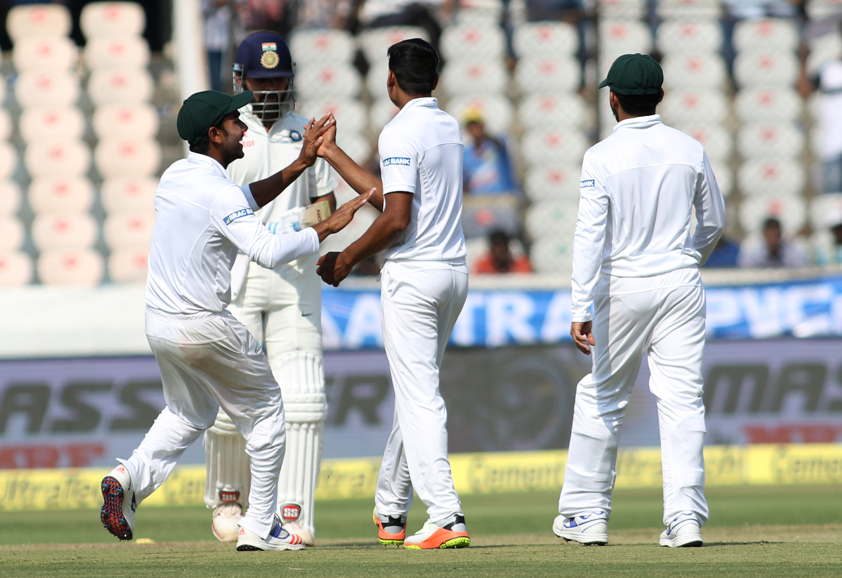 Another fruitless day for Bangladesh bowlers, huge task ahead tomorrow